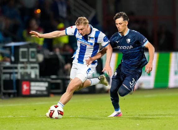 Julian Eitschberger (Hertha BSC, 2) im Zweikampf mit Alessandro Cremaldi (VfL Bochum 1848, 37) GER, VfL Bochum 1848 vs Hertha BSC, 2. Bundesliga, 1. Spieltag, Saison 2026-27, Vonovia Ruhrstadion, Bochum, 07.08.2026 DFL REGULATIONS PROHIBIT ANY USE OF PHOTOGRAPHS AS IMAGE SEQUENCES AND OR QUASI-VIDEO Foto: HMB Media Scott W. Coleman Bochum Vonovia Ruhrstadion Nordrhein-Westfalen GER Copyright: xScottxW.xColemanx