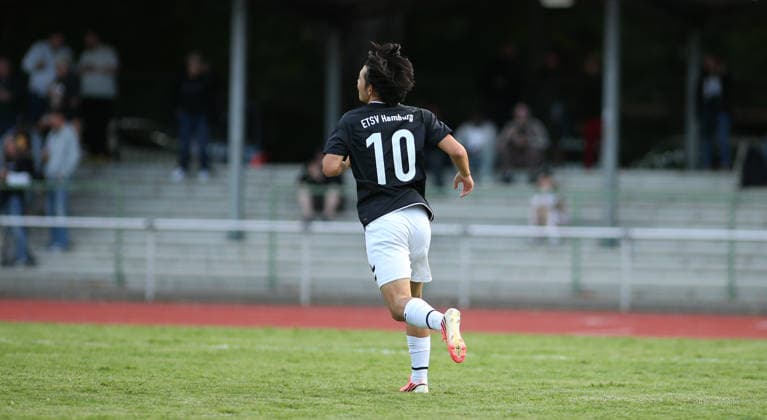 Fußball, Saison 2026 2027, Lotto-Pokal Hamburg, erste Runde: Hamm United FC - ETSV Hamburg. Taiki Iimura (M.) vom ETSV bejubelt sein Tor zum 2:0. Hamm Hamburg *** Soccer, 2026–2027 Season, Hamburg Lotto Cup, First Round: Hamm United FC vs. ETSV Hamburg; Taiki Iimura (M) of ETSV is celebrated by his teammates after scoring his goal to make it 2–0 for Hamm United FC against ETSV Hamburg