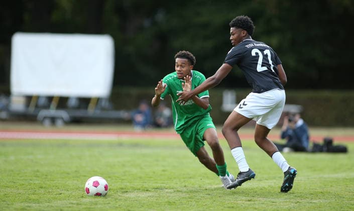 Fußball, Saison 2026 2027, Lotto-Pokal Hamburg, erste Runde: Hamm United FC - ETSV Hamburg. Samuel Koffi Kouassi (HUFC, l.), Lovelys Enoch Armah. Hamm Hamburg *** Soccer, 2026–2027 Season, Hamburg Lotto Cup, First Round: Hamm United FC vs. ETSV Hamburg; Samuel Koffi Kouassi (HUFC), Lovelys Enoch Armah (Hamm Hamburg)