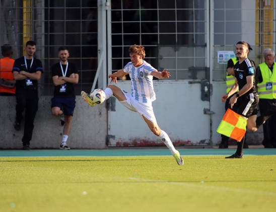 Fussball, Herren, Regionalliga Bayern, Saison 2026 2027, TSV 1860 München - FC Augsburg II, Grünwalder Stadion Julian Bell (TSV 1860 München) nimmt mit dem rechten Fuss im Springen einen Ball an *** Soccer, Men s, Bavarian Regional League, 2026–2027 Season, TSV 1860 Munich vs. FC Augsburg II, Grünwalder Stadium: Julian Bell of TSV 1860 Munich controls the ball with his right foot while jumping