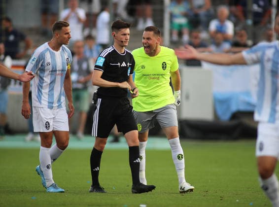 Fussball, Herren, Regionalliga Bayern, Saison 2026 2027, TSV 1860 München - FC Augsburg II, Grünwalder Stadion Vitus Eicher (TSV 1860 München) (re.) aufgebracht nach dem 2:1, rufen, schreien, Emotion, hier mit Schiedsrichter Johannes Wagner (li.) *** Soccer, Men s, Bavarian Regional League, 2026–2027 Season, TSV 1860 Munich vs. FC Augsburg II, Grünwalder Stadium; Vitus Eicher of TSV 1860 Munich is visibly upset after the 2–1 loss—shouting, screaming, emotional—here with referee Johannes Wagner on the left