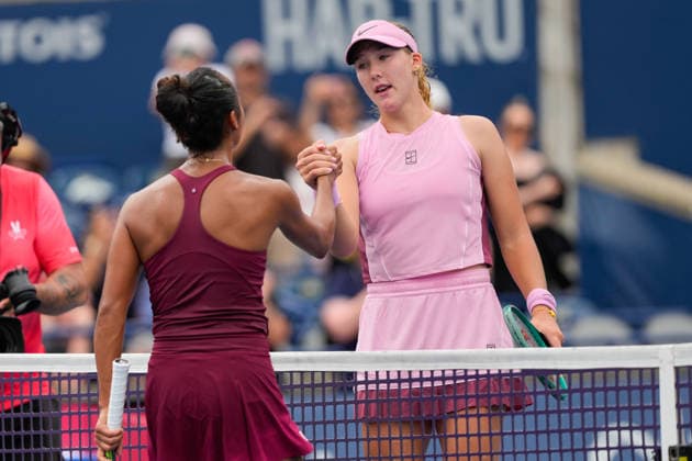 WTA, Tennis Damen Masters 1000 National Bank Open Toronto 2026 - Round of 32 - Day 7 Leylah Fernandez of Canada and Mirra Andreeva of Russia shake hands at the net after their Women™s Singles round of 32 match on day 7 of the WTA Masters 1000 National Bank Open at Sobeys Stadium on August 7, 2026, in Toronto, Canada. (Photo by Leonardo Ramirez Eyepix Group) Copyright: xLeonardoxRamirezx xEyepixxGroupx LR_06082026_09089