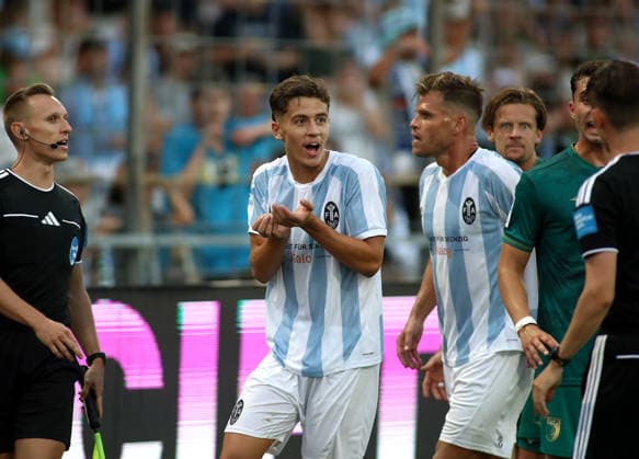 Fussball, Herren, Regionalliga Bayern, Saison 2026 2027, TSV 1860 München - FC Augsburg II, Grünwalder Stadion Loris Husic (TSV 1860 München) aufgebracht, fragend, erstaunt *** Soccer, Men s, Bavarian Regional League, 2026–2027 Season, TSV 1860 Munich vs. FC Augsburg II, Grünwalder Stadium; Loris Husic of TSV 1860 Munich looks upset, puzzled, and surprised