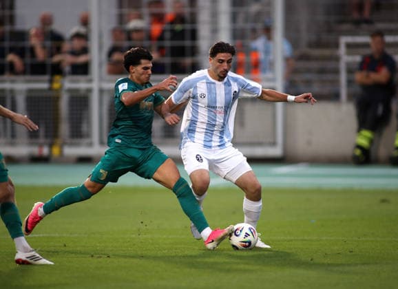 Fussball, Herren, Regionalliga Bayern, Saison 2026 2027, TSV 1860 München - FC Augsburg II, Grünwalder Stadion Cristian Leone (TSV 1860 München) (re.) mit Ball im Angriff, Zweikampf *** Soccer, Men s, Bavarian Regional League, 2026–2027 Season, TSV 1860 Munich vs. FC Augsburg II, Grünwalder Stadium: Cristian Leone of TSV 1860 Munich on the attack with the ball, tackling