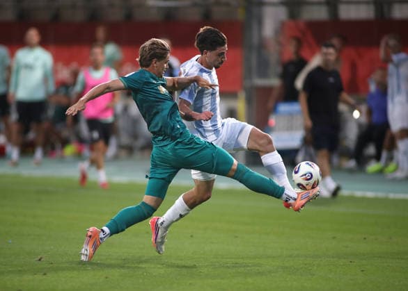 Fussball, Herren, Regionalliga Bayern, Saison 2026 2027, TSV 1860 München - FC Augsburg II, Grünwalder Stadion Niklas Hummel (FC Augsburg II) (li.) mit Cristian Leone (TSV 1860 München) (re.) im Zweikampf um den Ball *** Soccer, Men s, Bavarian Regional League, 2026–2027 Season, TSV 1860 Munich vs. FC Augsburg II, Grünwalder Stadium: Niklas Hummel (FC Augsburg II, left) and Cristian Leone (TSV 1860 Munich, right) battle for the ball