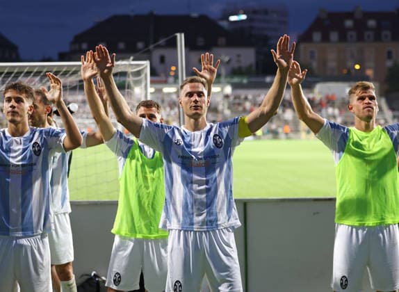Fussball, Herren, Regionalliga Bayern, Saison 2026 2027, TSV 1860 München - FC Augsburg II, Grünwalder Stadion Dennis Dressel (TSV 1860 München) vor der Westkurve bei den Fans nach dem Spiel, hebt beide Arme nach oben *** Soccer, Men s, Bavarian Regional League, 2026–2027 Season, TSV 1860 Munich vs. FC Augsburg II, Grünwalder Stadium: Dennis Dressel of TSV 1860 Munich stands in front of the West Stand with the fans after the game, raising both arms in the air