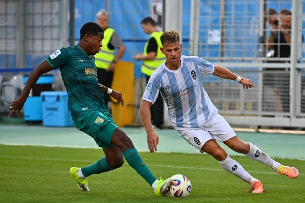 Florian NIEDERLECHNER (TSV 1860 Muenchen), Aktion,Zweikampf gegen Junior Atemkeng (A) Fussball Regionalliga Bayern Saison 2026 2027,26 27 3.Spieltag TSV 1860 Muenchen - FC Augsburg II 2-2 am 07.08.2026 in Muenchen GRUENWALDER STADION. *** Florian NIEDERLECHNER, TSV 1860 Munich, in action, tackling Junior Atemkeng A, Bavarian Regional Soccer League, 2026–2027 season,Matchday 26–27, Game 3: TSV 1860 Munich vs. FC Augsburg II, 2–2 on August 7, 2026, at Grünwalder Stadion in Munich