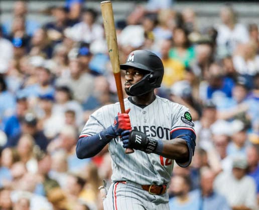 Minnesota Twins shortstop Kaelen Culpepper walks to the dugout after fouling out in his first Major League at bat in the second inning of the MLB, Baseball Herren, USA game between the Minnesota Twins and the Milwaukee Brewers at American Family Field in Milwaukee, Wisconsin on Friday, August 7, 2026.  MIL20260807810 TANNENxMAURY