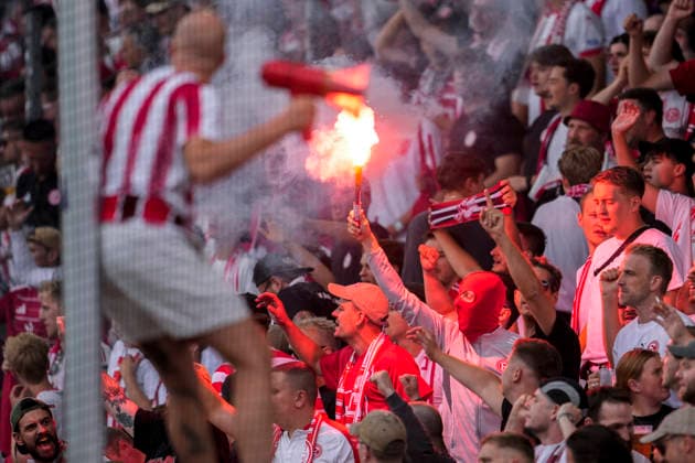 Die Fans von Fortuna Düsseldorf zünden in der Fankurve Pyrotechnik, Stimmung im Stadion, Atmosphäre, Pyro, Pyros, Ultras, Zuschauer, Fanblock, Chaoten, Bengalo, Bengalos, Feuerwerk, flare, 07.08.2026, Mannheim (Deutschland), Fussball, 3. Liga, SV Waldhof Mannheim - Fortuna Düsseldorf, DFB DFL REGULATIONS PROHIBIT ANY USE OF PHOTOGRAPHS AS IMAGE SEQUENCES AND OR QUASI-VIDEO. *** Fortuna Düsseldorf fans set off pyrotechnics in the fan section; stadium atmosphere, pyro, Ultras, spectators, fan block, troublemakers, Bengalo, Bengalos, fireworks, flare, 07 08 2026, Mannheim, Germany, soccer, 3rd Division, SV Waldhof Mannheim vs. Fortuna Düsseldorf, DFB and DFL regulations prohibit any use of photographs as image sequences and or quasi-video xozx