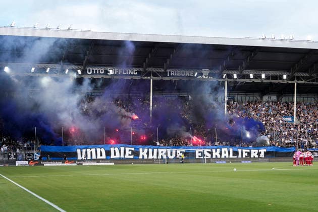 Die Fans vom SV Waldhof Mannheim zünden in der Fankurve Pyrotechnik, Stimmung im Stadion, Atmosphäre, Pyro, Pyros, Ultras, Zuschauer, Fanblock, Chaoten, Bengalo, Bengalos, Feuerwerk, flare, davor ein Banner mit der Aufschrift: Und die Kurve Eskaliert, Fankurve, 07.08.2026, Mannheim (Deutschland), Fussball, 3. Liga, SV Waldhof Mannheim - Fortuna Düsseldorf, DFB DFL REGULATIONS PROHIBIT ANY USE OF PHOTOGRAPHS AS IMAGE SEQUENCES AND OR QUASI-VIDEO. *** SV Waldhof Mannheim fans set off pyrotechnics in the fan section; stadium atmosphere, pyro, Ultras, spectators, fan block, troublemakers, flares, a banner in front reading And the Fan Section Escalates, fan section, August 7, 2026, Mannheim, Germany, soccer, 3rd Division, SV Waldhof Mannheim vs. Fortuna Düsseldorf, DFB and DFL regulations prohibit any use of photographs as image sequences and or quasi-video xozx