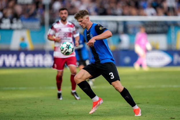 Moritz Polte (SV Waldhof, 3), am Ball, Freisteller, Ganzkörper, Einzelbild, Einzelfoto, Aktion, Action, 07.08.2026, Mannheim (Deutschland), Fussball, 3. Liga, SV Waldhof Mannheim - Fortuna Düsseldorf, DFB DFL REGULATIONS PROHIBIT ANY USE OF PHOTOGRAPHS AS IMAGE SEQUENCES AND OR QUASI-VIDEO. *** Moritz Polte, SV Waldhof, 3, on the ball, cutout, full-body, single frame, single photo, action, August 7, 2026, Mannheim, Germany, soccer, 3rd Division, SV Waldhof Mannheim vs. Fortuna Düsseldorf, DFB and DFL regulations prohibit any use of photographs as image sequences and or quasi-video xozx