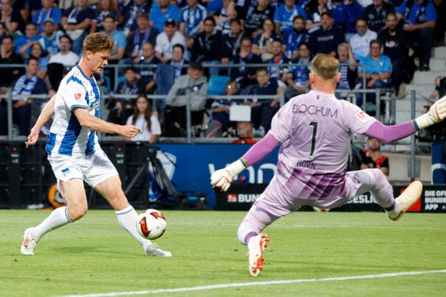 Bochum, Deutschland, 2. Fussball Bundesliga 1. Spieltag VFL Bochum : Hertha BSC Berlin 0:1 am 07. 08. 2026 im Vonovia Ruhrstadion in Bochum Das erste Tor in der neuen Saison und zugleich auch der Siegtreffer für die Berliner erzielte Sebastian GROENNING ( Grönning ) li.- ( Sebastian Gronning Andersen ) , der mit einem gefühlvollen Heber Bochums Torwart Timo HORN (VFL ) re.- keine Chance lies. *** Bochum, Germany, 2nd Bundesliga Matchday 1: VFL Bochum vs. Hertha BSC Berlin 0–1 on August 7, 2026, at the Vonovia Ruhrstadion in Bochum. Sebastian GROENNING (Grönning, li) scored the first goal of the new season and also the game-winning goal for Berlin. Gronning Andersen, who left Bochum goalkeeper Timo HORN (VFL) with no chance with a delicate chip