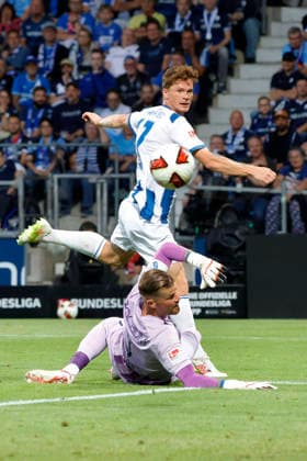 Bochum, Deutschland, 2. Fussball Bundesliga 1. Spieltag VFL Bochum : Hertha BSC Berlin 0:1 am 07. 08. 2026 im Vonovia Ruhrstadion in Bochum Das erste Tor in der neuen Saison und zugleich auch der Siegtreffer für die Berliner erzielte Sebastian GROENNING ( Grönning ) li.- ( Sebastian Gronning Andersen ) , der mit einem gefühlvollen Heber Bochums Torwart Timo HORN (VFL ) re.- keine Chance lies. *** Bochum, Germany, 2nd Bundesliga Matchday 1: VFL Bochum vs. Hertha BSC Berlin 0–1 on August 7, 2026, at the Vonovia Ruhrstadion in Bochum. Sebastian GROENNING (Grönning, li) scored the first goal of the new season and also the game-winning goal for Berlin. Gronning Andersen, who left Bochum goalkeeper Timo HORN (VFL) with no chance with a delicate chip