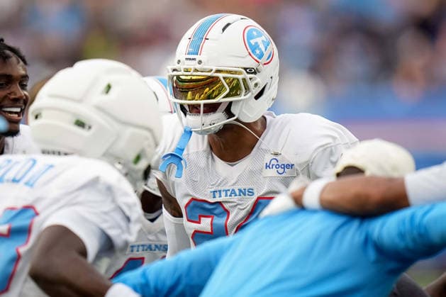 August 7, 2026, Nashville, Tennessee, USA: Tennessee Titans running back Jordan Mims hypes a group of platers up during the Blue & White Scrimmage at Nissan Stadium. NFL, American Football Herren, USA 2026: Tennessee Titans Blue & White Scrimmage  - ZUMAh237 20260807_zsp_h237_002 Copyright: xCamdenxHallx