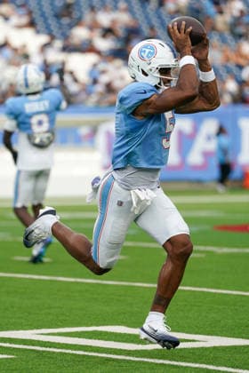 August 7, 2026, Nashville, Tennessee, USA: Tennessee Titans wide receiver Elic Ayomanor (5) runs a drill during the Blue & White Scrimmage at Nissan Stadium. NFL, American Football Herren, USA 2026: Tennessee Titans Blue & White Scrimmage  - ZUMAh237 20260807_zsp_h237_007 Copyright: xCamdenxHallx