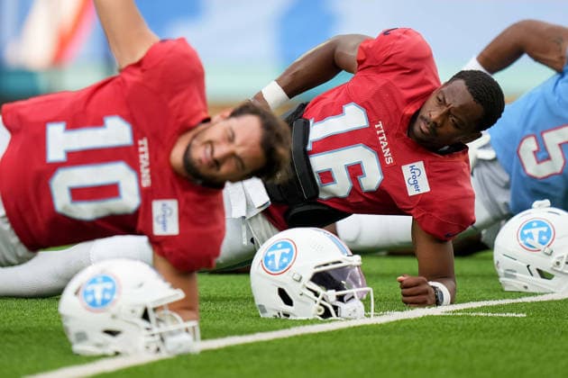 August 7, 2026, Nashville, Tennessee, USA: Tennessee Titans Hendon Hooker (16) stretches during the Blue & White Scrimmage at Nissan Stadium. NFL, American Football Herren, USA 2026: Tennessee Titans Blue & White Scrimmage  - ZUMAh237 20260807_zsp_h237_029 Copyright: xCamdenxHallx