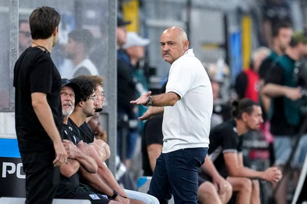Rui Mota (Trainer, Cheftrainer, SV Waldhof), gibt Anweisungen, gestikuliert, mit den Armen gestikulieren, Einzelbild, Einzelfoto, Aktion, Action, 07.08.2026, Mannheim (Deutschland), Fussball, 3. Liga, SV Waldhof Mannheim - Fortuna Düsseldorf, DFB DFL REGULATIONS PROHIBIT ANY USE OF PHOTOGRAPHS AS IMAGE SEQUENCES AND OR QUASI-VIDEO. *** Rui Mota, coach and head coach of SV Waldhof, gives instructions, gesturing with his arms; single frame, single photo, action, August 7, 2026, Mannheim, Germany, soccer, 3. Liga, SV Waldhof Mannheim vs. Fortuna Düsseldorf, DFB and DFL regulations prohibit any use of photographs as image sequences and or quasi-video xozx