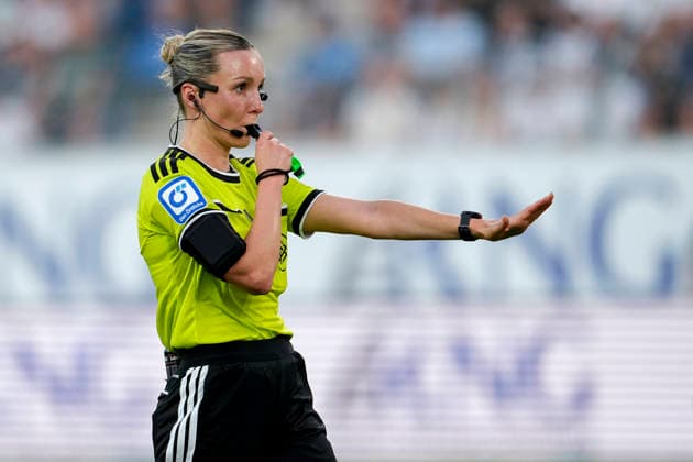 Fabienne Michel (Schiedsrichterin), gibt Anweisungen, gestikuliert, mit den Armen gestikulieren, Einzelbild, Einzelfoto, Aktion, Action, 07.08.2026, Mannheim (Deutschland), Fussball, 3. Liga, SV Waldhof Mannheim - Fortuna Düsseldorf, DFB DFL REGULATIONS PROHIBIT ANY USE OF PHOTOGRAPHS AS IMAGE SEQUENCES AND OR QUASI-VIDEO. *** Fabienne Michel, referee, giving instructions, gesturing with her arms, single frame, single photo, action, August 7, 2026, Mannheim, Germany, soccer, 3rd Division, SV Waldhof Mannheim vs. Fortuna Düsseldorf, DFB and DFL regulations prohibit any use of photographs as image sequences and or quasi-video xozx