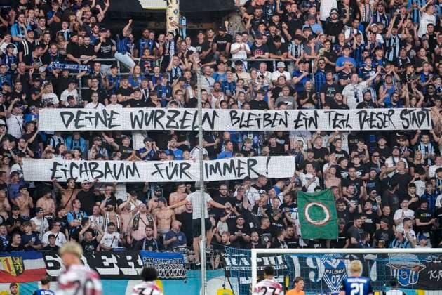 Die Fans vom SV Waldhof Mannheim zeigen in der Fankurve ein Banner, Spruchband mit der Aufschrift: Deine Wurzeln bleiben ein Teil dieser Stadt, Eichbaum für immer, Fans, Ultras Publikum, Zuschauer, Stimmung, Atmosphäre, Stadion, Trauer, trauern um ihr Bier und die insolvente Brauerei, Insolvenz, 07.08.2026, Mannheim (Deutschland), Fussball, 3. Liga, SV Waldhof Mannheim - Fortuna Düsseldorf, DFB DFL REGULATIONS PROHIBIT ANY USE OF PHOTOGRAPHS AS IMAGE SEQUENCES AND OR QUASI-VIDEO. *** SV Waldhof Mannheim fans display a banner in the fan section that reads, Your roots will always be a part of this city, Eichbaum forever, fans, ultras, crowd, spectators, mood, atmosphere, stadium, grief, mourning their beer and the bankrupt brewery, bankruptcy, August 7, 2026, Mannheim, Germany, soccer, 3rd Division, SV Waldhof Mannheim vs. Fortuna Düsseldorf, DFB and DFL regulations prohibit any use of photographs as image sequences and or quasi-video xozx