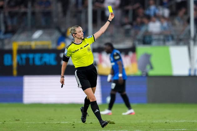Fabienne Michel (Schiedsrichterin) zeigt Terrence Boyd (SV Waldhof, 13, nicht im Bild) die Gelbe Karte, Verwarnung, yellow card, Action, Aktion, Spielszene, 07.08.2026, Mannheim (Deutschland), Fussball, 3. Liga, SV Waldhof Mannheim - Fortuna Düsseldorf, DFB DFL REGULATIONS PROHIBIT ANY USE OF PHOTOGRAPHS AS IMAGE SEQUENCES AND OR QUASI-VIDEO. *** Referee Fabienne Michel shows Terrence Boyd of SV Waldhof (not pictured, age 13) a yellow card, warning, yellow card, action, play, game scene, August 7, 2026, Mannheim, Germany, soccer, 3rd Division, SV Waldhof Mannheim vs. Fortuna Düsseldorf, DFB and DFL regulations prohibit any use of photographs as image sequences and or quasi-video xozx