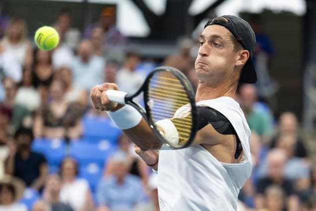 MONTREAL, QC - AUGUST 07: Terence Atmane from France returns the ball against Jakub. Mensik from Czechia during their singles third round match on day six of the ATP, Tennis Herren 1000 National Bank Open presented by Rogers at Stade IGA on August 7, 2026 in Montreal, Quebec, Canada.(Photo by Vincent Ethier Icon Sportswire) TENNIS: AUG 07 National Bank Open EDITORIAL USE ONLY Icon2608071233