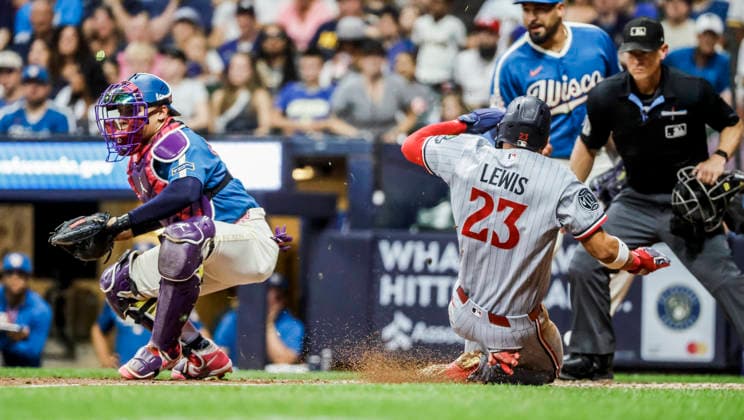 Home plate umpire Brian Walsh watches as Minnesota Twins second baseman Royce Lewis scores behind Milwaukee Brewers catcher William Contreras (L) on a single hit by Minnesota Twins designated hitter Josh Bell in the sixth inning of the MLB, Baseball Herren, USA game between the Minnesota Twins and the Milwaukee Brewers at American Family Field in Milwaukee, Wisconsin on Friday, August 7, 2026.  4MIL20260807834 TANNENxMAURY