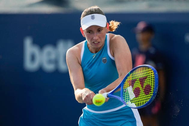 WTA, Tennis Damen Masters 1000 National Bank Open Toronto 2026 - Round of 32 - Day 7 Elise Mertens of Belgium plays a backhand during the Women™s Singles round of 32 match against Naomi Osaka of Japan on day 7 of the WTA Masters 1000 National Bank Open at Sobeys Stadium on August 7, 2026, in Toronto, Canada. (Photo by Leonardo Ramirez Eyepix Group) Copyright: xLeonardoxRamirezx xEyepixxGroupx LR_06082026_09158