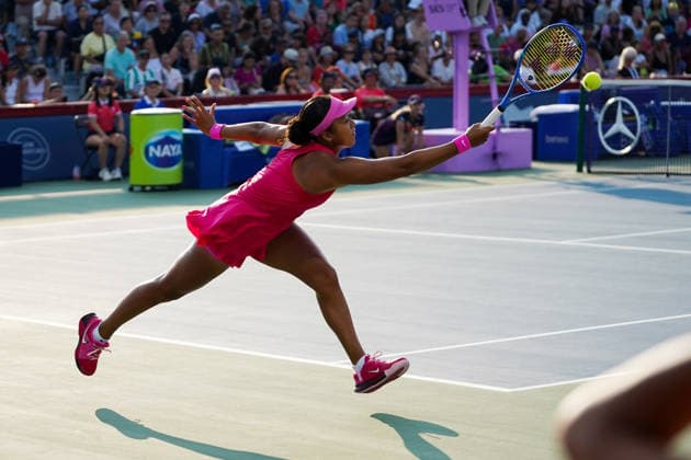 WTA, Tennis Damen Masters 1000 National Bank Open Toronto 2026 - Round of 32 - Day 7 Naomi Osaka of Japan lunges to play a forehand during the Women™s Singles round of 32 match against Elise Mertens of Belgium on day 7 of the WTA Masters 1000 National Bank Open at Sobeys Stadium on August 7, 2026, in Toronto, Canada. (Photo by Leonardo Ramirez Eyepix Group) Copyright: xLeonardoxRamirezx xEyepixxGroupx LR_06082026_09168