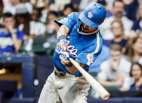 Milwaukee Brewers third baseman David Hamilton hits a double in the eighth inning of the MLB, Baseball Herren, USA game between the Minnesota Twins and the Milwaukee Brewers at American Family Field in Milwaukee, Wisconsin on Friday, August 7, 2026. The Twins defeated the Brewers 8-6.  MIL20260807843 TANNENxMAURY