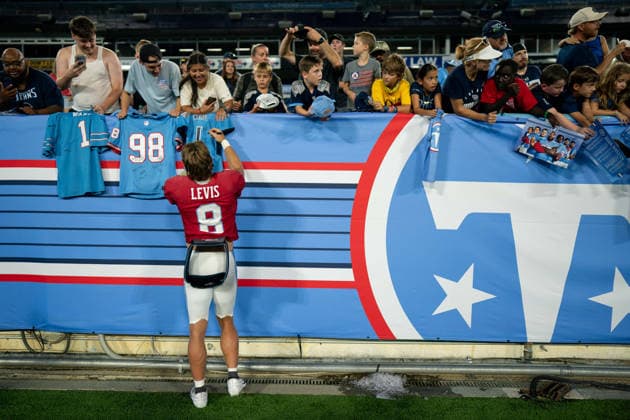August 7, 2026, Nashville, Tennessee, USA: Tennessee Titans quarterback Will Levis (8) signs autographs after the Blue & White Scrimmage at Nissan Stadium. NFL, American Football Herren, USA 2026: Tennessee Titans Blue & White Scrimmage  - ZUMAh237 20260807_zsp_h237_038 Copyright: xCamdenxHallx