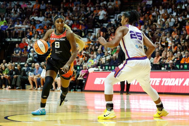 UNCASVILLE, CT - AUGUST 07: Aaliyah Edwards 8 of the Connecticut Sun drives to the basket against Alyssa Thomas 25 of the Phoenix Mercury during the WNBA, Basketball Damen, USA game between Phoenix Mercury and Connecticut Sun on August 7, 2026, at Mohegan Sun Arena in Uncasville, CT. (Photo by M. Anthony Nesmith Icon Sportswire) WNBA: AUG 07 Phoenix Mercury at Connecticut Sun EDITORIAL USE ONLY Icon26080722