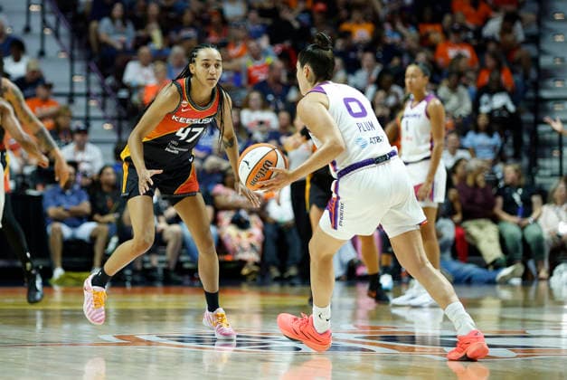 UNCASVILLE, CT - AUGUST 07: Leila Lacan 47 of the Connecticut Sun defends Kelsey Plum 0 of the Phoenix Mercury during the WNBA, Basketball Damen, USA game between Phoenix Mercury and Connecticut Sun on August 7, 2026, at Mohegan Sun Arena in Uncasville, CT. (Photo by M. Anthony Nesmith Icon Sportswire) WNBA: AUG 07 Phoenix Mercury at Connecticut Sun EDITORIAL USE ONLY Icon26080724
