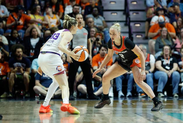 UNCASVILLE, CT - AUGUST 07: Hailey van Lith 2 of the Connecticut Sun defends Sami Whitcomb 33 of the Phoenix Mercury during the WNBA, Basketball Damen, USA game between Phoenix Mercury and Connecticut Sun on August 7, 2026, at Mohegan Sun Arena in Uncasville, CT. (Photo by M. Anthony Nesmith Icon Sportswire) WNBA: AUG 07 Phoenix Mercury at Connecticut Sun EDITORIAL USE ONLY Icon26080729