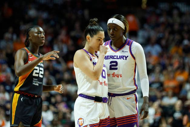 UNCASVILLE, CT - AUGUST 07: Kahleah Copper 2 of the Phoenix Mercury and Kelsey Plum 0 of the Phoenix Mercury speak to one another during the WNBA, Basketball Damen, USA game between Phoenix Mercury and Connecticut Sun on August 7, 2026, at Mohegan Sun Arena in Uncasville, CT. (Photo by M. Anthony Nesmith Icon Sportswire) WNBA: AUG 07 Phoenix Mercury at Connecticut Sun EDITORIAL USE ONLY Icon26080731