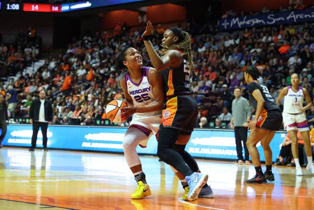 UNCASVILLE, CT - AUGUST 07: Kennedy Burke 25 of the Connecticut Sun defends Alyssa Thomas 25 of the Phoenix Mercury during the WNBA, Basketball Damen, USA game between Phoenix Mercury and Connecticut Sun on August 7, 2026, at Mohegan Sun Arena in Uncasville, CT. (Photo by M. Anthony Nesmith Icon Sportswire) WNBA: AUG 07 Phoenix Mercury at Connecticut Sun EDITORIAL USE ONLY Icon26080734