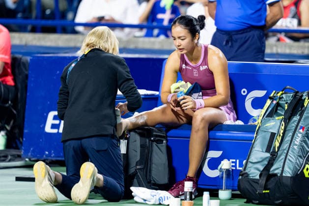 TORONTO, ON - AUGUST 07: Alexandra Eala of Philippines receives medical attention due to an injury during her match at the WTA, Tennis Damen National Bank Open tournament on August 7, 2026 at Sobeys Stadium in Toronto, ON, Canada (Photo by Julian Avram Icon Sportswire) TENNIS: AUG 07 National Bank Open EDITORIAL USE ONLY Icon2608071569
