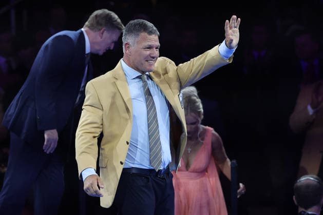 The 2026 Pro Football Hall of Fame Class Adam Vinatieri waves to the crowd after receiving his Gold Jacket at a ceremony in Canton, Ohio, on Friday, August 7, 2026.  CAN20260807132 AARONxJOSEFCZYK