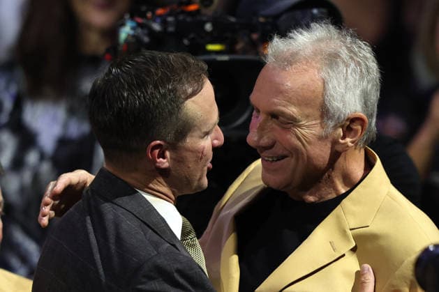 Pro Football Hall of Famer talks with 2026 inductee, Drew Brees at a ceremony in Canton, Ohio, on Friday, August 7, 2026.  CAN20260807141 AARONxJOSEFCZYK