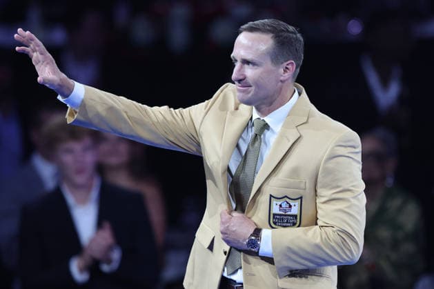 The 2026 Pro Football Hall of Fame Class Drew Brees waves to the crowd after receiving his Gold Jacket at a ceremony in Canton, Ohio, on Friday, August 7, 2026.  CAN20260807139 AARONxJOSEFCZYK