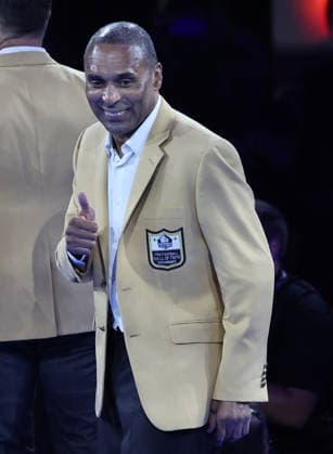 2026 pro football hall of fame inductee, Roger Craig gives the thumbs up after receiving his gold jacket at a ceremony in Canton, Ohio, on Friday, August 7, 2026.  CAN20260807145 AARONxJOSEFCZYK