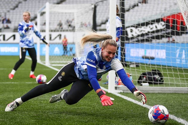 Chelsea Women v Auckland FC Women s Invitational XI Pre-Season Friendly Katie Cox (goalkeeper) of Chelsea Women warms up ahead of the Pre-Season Friendly match at Eden Park, Auckland 08 08 2026 UK Newspapers OUT Copyright: xAlexxLeechx FIL-23738-0005