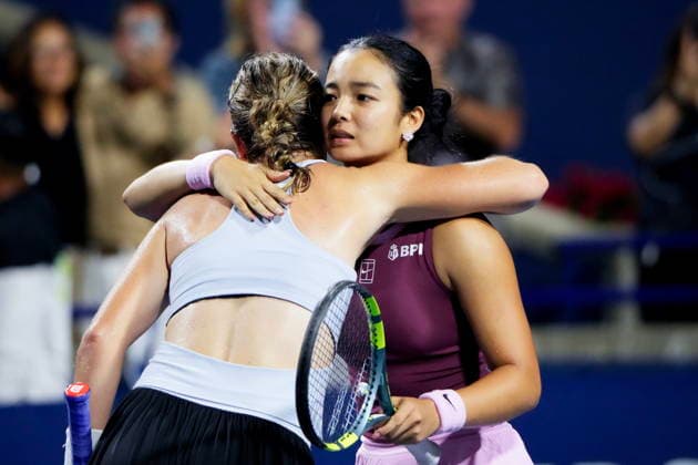 August 7, 2026, Toronto, On, CAN: Philippines Alexandra Eala, right, hugs United States Caty McNally after Eala defeated McNally in National Bank Open tennis action in Toronto on Friday, August 7, 2026. Canada News - August 7, 2026  - ZUMAc35_ 20260807_zaf_c35_105 Copyright: xChrisxYoungx