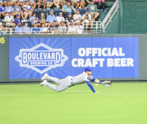 AUG 07, 2026: Chicago Cubs left fielder Ian Happ (8) tries to catch a fly ball in the 8th inning against the Kansas City Royals at Kauffman Stadium Kansas City, MO. CSM MLB, Baseball Herren, USA 2026: Cubs Vs Royals August 8th  - ZUMAc04_ 20260807_zma_c04_178 Copyright: xRomanxPunox