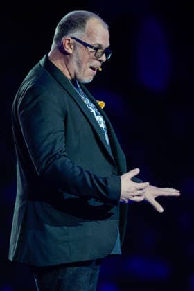 2026 Pro Football Hall of Fame Enshrinement - Gold Jacket Dinner Spoken word performer Steve Connell recites a poem during the 2026 Pro Football Hall of Fame Gold Jacket Dinner at Canton Memorial Civic Center in Canton, Ohio on August 7. (Max Siker Image of Canton Ohio United States EDITORIAL USE ONLY Copyright: xImagexofxSportx MaxxSikerx iosphotos417431