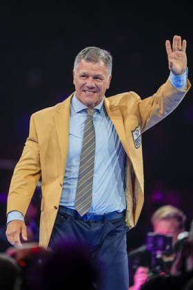 2026 Pro Football Hall of Fame Enshrinement - Gold Jacket Dinner New Enshrinee Adam Vinitieri waves to the crowd during the 2026 Pro Football Hall of Fame Gold Jacket Dinner at Canton Memorial Civic Center in Canton, Ohio on August 7. (Max Siker Image of Canton Ohio United States EDITORIAL USE ONLY Copyright: xImagexofxSportx MaxxSikerx iosphotos417437