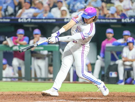 AUG 07, 2026: Kansas City Royals outfielder Jac Caglianone (14) hits a double in the 8th inning against the Chicago Cubs at Kauffman Stadium Kansas City, MO. CSM Kansas City United States - ZUMAc04_ 20260807_zma_c04_185 Copyright: xRomanxPunox