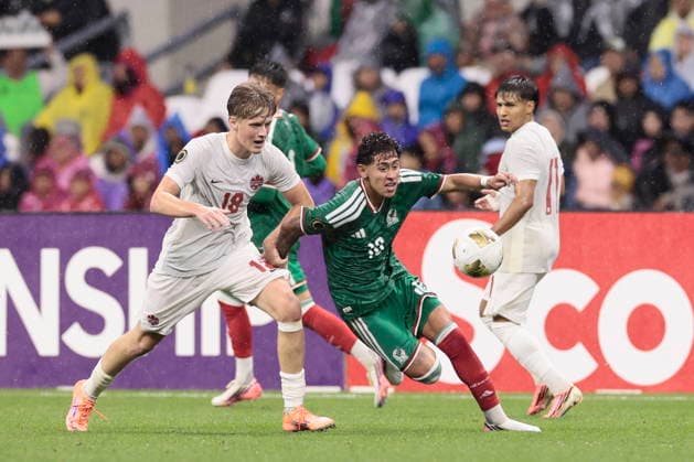 CONCACAF U-20 Championship - Mexico vs Canada Santiago Sandoval (R) of Mexico vies for the ball with Valter Sedin of Canada during a semifinal match of the CONCACAF U-20 Championship between Mexico and Canada at Banorte Stadium in Mexico City, Mexico, 07 August 2026. Mexico City Mexico  Copyright: xJosexMendezx