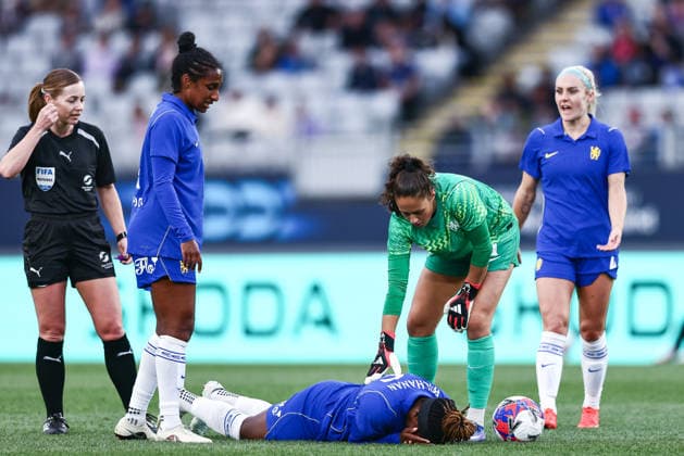 Chelsea Women v Auckland FC Women s Invitational XI Pre-Season Friendly Livia Peng (goalkeeper) of Chelsea Women shows concern for an injured Kadeisha Buchannan of Chelsea Women during the Pre-Season Friendly match at Eden Park, Auckland 08 08 2026 UK Newspapers OUT Copyright: xAlexxLeechx FIL-23738-0036