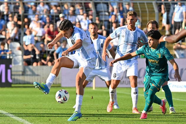 Torchance Loris HUSIC (TSV 1860 Muenchen) mit der Hacke.Aktion.Strafraumszene. Fussball Regionalliga Bayern Saison 2026 2027,26 27 3.Spieltag TSV 1860 Muenchen - FC Augsburg II am 07.08.2026 in Muenchen GRUENWALDER STADION. *** Scoring chance by Loris HUSIC of TSV 1860 Munich with a backheel move in the penalty area—Bavarian Regional League soccer, 2026–2027 season,Matchday 26–27, Game 3: TSV 1860 Munich vs. FC Augsburg II on August 7, 2026, at Grünwalder Stadion in Munich