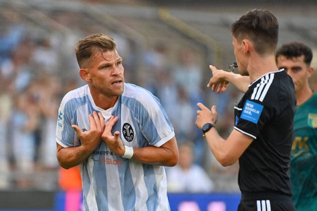 Florian NIEDERLECHNER (TSV 1860 Muenchen) beschwert sich bei Schiedsrichter Johannes WAGNER. Fussball Regionalliga Bayern Saison 2026 2027,26 27 3.Spieltag TSV 1860 Muenchen - FC Augsburg II 2-2 am 07.08.2026 in Muenchen GRUENWALDER STADION. *** Florian NIEDERLECHNER of TSV 1860 Munich complains to referee Johannes WAGNER during the 2026–2027 Bavarian Regional League soccer season,Matchday 26–27, Game 3: TSV 1860 Munich vs. FC Augsburg II (2–2) on August 7, 2026, at Grünwalder Stadion in Munich